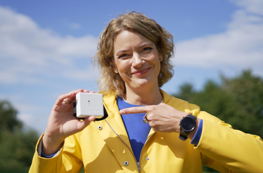 Einse Sensorbox soll Wissenschaftsjournalistin Lena Ganschow zeigen, wie und ob Wetter die Gesundheit beeinflusst. Foto: © SWR/Jac-Uwe Otto